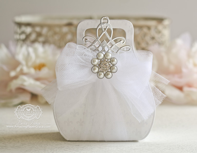 Favorably Simple Gift Bag - New Amazing Paper Grace die at Spellbinders - www.amazingpapergrace.com